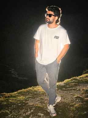 “Never alone” when you’re chasing the vision. #tvs_patel #gr