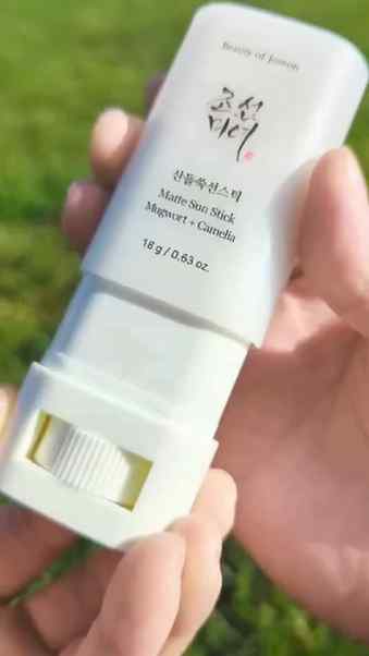The ultimate glow-getter for on-the-go touch-ups. Meet the B