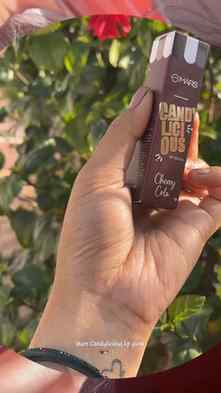 Cherry Cola kisses. 🍒💋 @reachedmars.
.
.
Glossy, non-stick