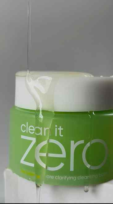 Clean skin starts with the right cleanse.
Melting away makeu