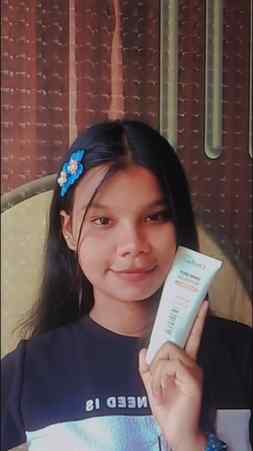 Trying the Charwee Dark Spot Remover Scrub Gel Cleanser for
