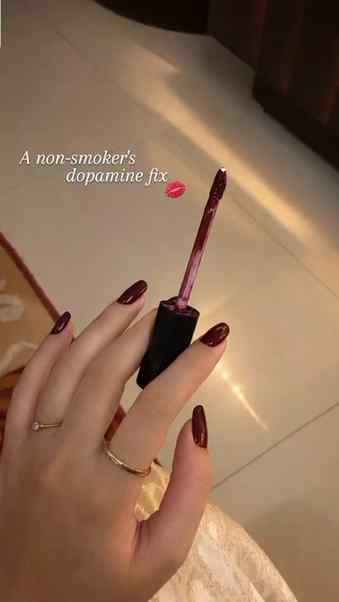 A non-smoker's dopamine fix 💋
.
gloss smoke break trend💋
.