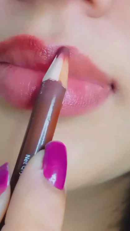 Love the color ♥️🍒💋
.
.
.
.
.
.
.

Red lipstick trends, re