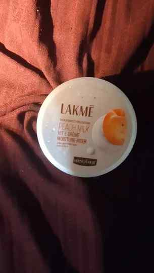 Hydration that feels as light as air. 🍑
Lakmé Peach Milk ha