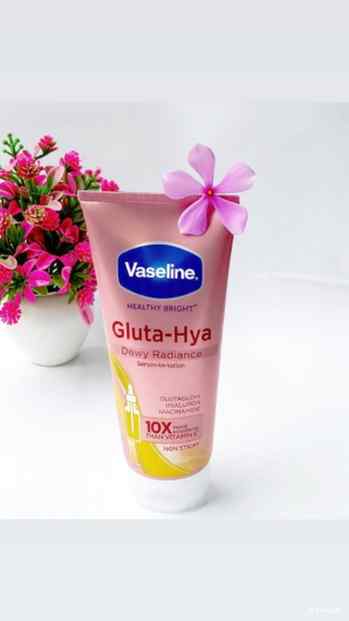 Dewy skin , without the sticky feel ! 💖
Vaseline Gluta-Hya