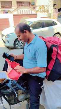 मेरे courier वाले भैया रोज़ मेरे चेहरे पर smile लेकर आते हैं