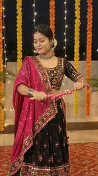 “Fundadi ki beat, Dandiya wali vibe 💃✨
Navratri nights are 