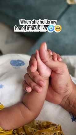 Her tiny hands 🎀🤱🧿

#momlife #fyp #trend #instagram #firs