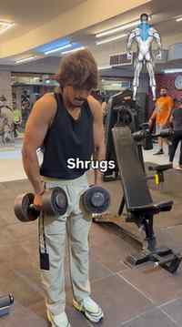 Heavy shrugs. Strong traps. 
.
.
.
.
#Shrugs #TrapWorkout #B