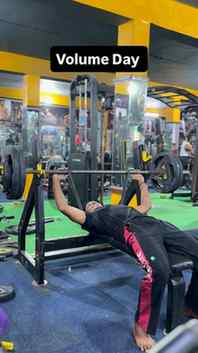 Bench press with resistance band #powerlifting #reelsinstagr
