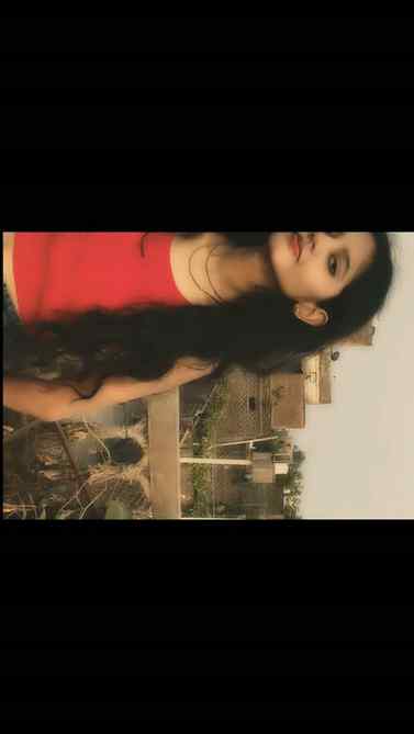 Smiling, while my heart speaks in verses.🌷
.
.
.
.
#astheti