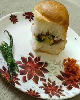 🌧️ Evening Cravings + Rain = Vada Pav Love! 🍔💚
.
.
Nothin