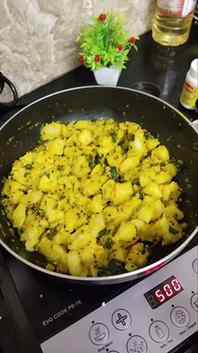 Easy Potato fry recipe 😋

Perfect side dish for puri
.
.
#p