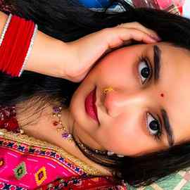 glossy_devika_